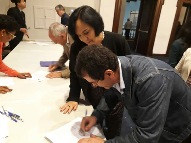 José Roberto Paschoal e a deputada Márcia Lia durante assinatura do convênio (Foto: Reprodução)